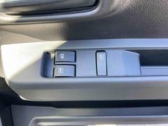 運転席ドアのウインドウ操作スイッチです。すべてのウインドウの開閉操作が可能です。また、ドアミラーはオート開閉なので、ドアロックで自動で閉じ、エンジンスタートで自動で開きます。 7