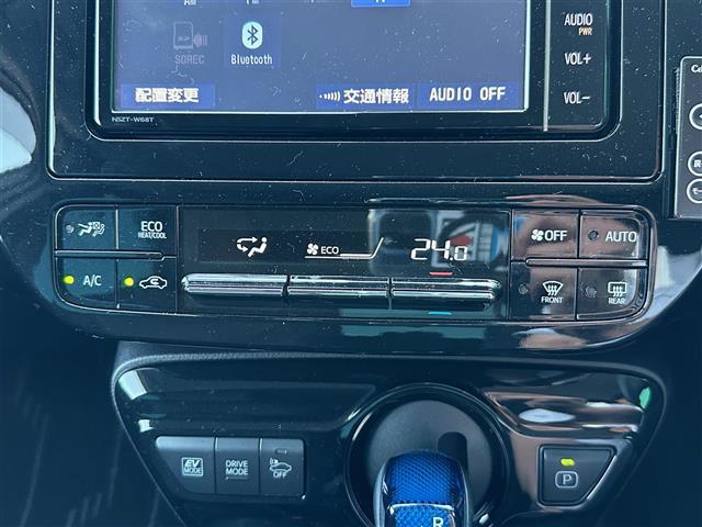 プリウス Ｓ　純正７型ＳＤナビ／フルセグＴＶ／Ｂｌｕｅｔｏｏｔｈ／ＣＤ／ＤＶＤ／ＳＤ／衝突軽減ブレーキ／レーダークルーズ／オートハイビーム／ビルトインＥＴＣ／ステアリングリモコン／ＬＥＤヘッドライト／前後センサー（12枚目）