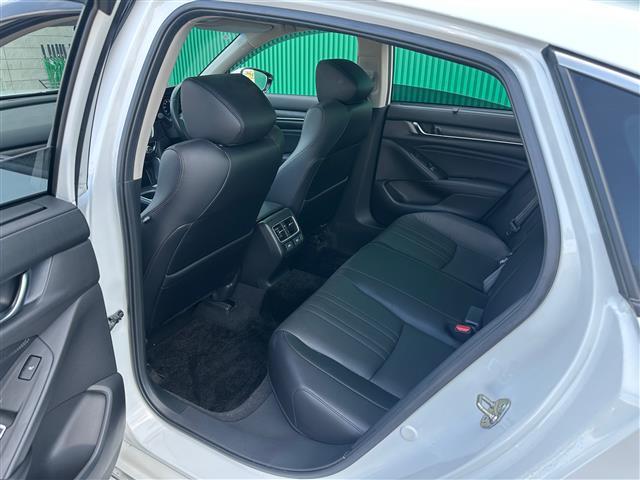 アコード ＥＸ　モデューロエアロ　サンルーフ　ホンダセンシング　渋滞追従機能付アダプティブクルーズコントロール　ＢＳＭ　純正ナビ　バックカメラ　ＥＴＣ　ドライブレコーダー　ワイヤレス充電　本革シート　シートヒーター（32枚目）