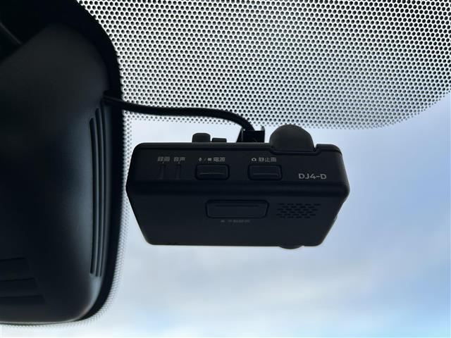 セレナ e-パワー ハイウェイスターV プロパイロット セーフティパックB プレミアムインテリア 純正フリップダウンモニター 純正9インチナビ アラウンドビューモニター インテリジェントルームミラー シートヒーター 両側電動スライドドア(13枚目)