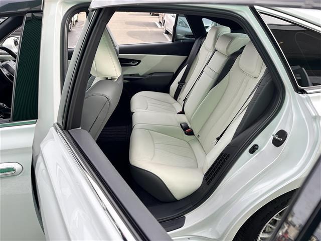 クラウンハイブリッド ＲＳアドバンス　モデリスタフルエアロ　セーフティパッケージプラス　セーフティセンス　レーダークルーズコントロール　ＢＳＭ　パノラミックビューモニター　純正１２．３インチナビ　デジタルインナーミラー　白革シート　ＥＴＣ（32枚目）