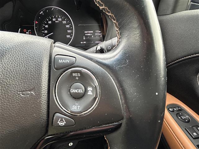 ヴェゼル ハイブリッドＺ・ホンダセンシング　ワンオーナー　ホンダセンシング　アダプティブクルーズコントロール　純正ナビ　バックカメラ　ＥＴＣ　ドライブレコーダー　シートヒーター　ハーフレザーシート　ルーフレール　純正１７インチＡＷ　ＬＥＤライト（9枚目）