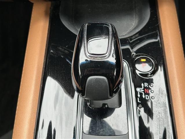 ヴェゼル ハイブリッドＺ・ホンダセンシング　ワンオーナー　ホンダセンシング　アダプティブクルーズコントロール　純正ナビ　バックカメラ　ＥＴＣ　ドライブレコーダー　シートヒーター　ハーフレザーシート　ルーフレール　純正１７インチＡＷ　ＬＥＤライト（12枚目）
