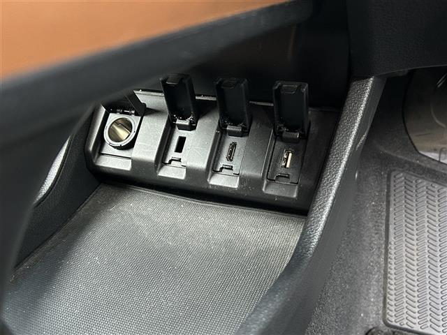 ヴェゼル ハイブリッドＺ・ホンダセンシング　ワンオーナー　ホンダセンシング　アダプティブクルーズコントロール　純正ナビ　バックカメラ　ＥＴＣ　ドライブレコーダー　シートヒーター　ハーフレザーシート　ルーフレール　純正１７インチＡＷ　ＬＥＤライト（13枚目）