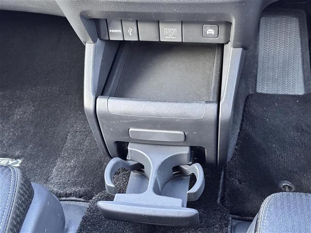 オデッセイハイブリッド ｅ：ＨＥＶアブソルート・ＥＸ　ホンダセンシング　ＢＳＭ　純正１１．６インチフリップダウンモニター　純正１０インチナビ　マルチビューカメラシステム　ＥＴＣ２．０　ドライブレコーダー　ハンズフリーパワーバックドア　両側電動スライドドア（26枚目）