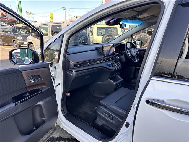 オデッセイハイブリッド ｅ：ＨＥＶアブソルート・ＥＸ　ホンダセンシング　ＢＳＭ　純正１１．６インチフリップダウンモニター　純正１０インチナビ　マルチビューカメラシステム　ＥＴＣ２．０　ドライブレコーダー　ハンズフリーパワーバックドア　両側電動スライドドア（30枚目）