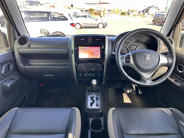 ジムニー ランドベンチャー　特別仕様車ランドベンチャー　インタークーラーターボ　パートタイム４ＷＤ（高低二段切替式）　ナビＴＶ　シートヒーター　フォグランプ　メッキグリル　ドアバイザー　メーター３眼クロムメッキリング　純正ＡＷ（3枚目）