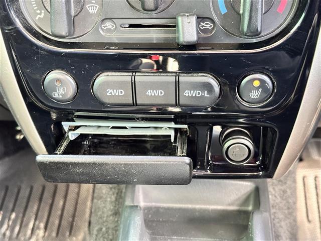 ジムニー ランドベンチャー　特別仕様車ランドベンチャー　インタークーラーターボ　パートタイム４ＷＤ（高低二段切替式）　ナビＴＶ　シートヒーター　フォグランプ　メッキグリル　ドアバイザー　メーター３眼クロムメッキリング　純正ＡＷ（5枚目）