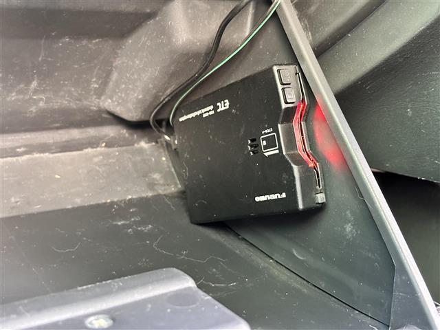 ジムニー ランドベンチャー　特別仕様車ランドベンチャー　インタークーラーターボ　パートタイム４ＷＤ（高低二段切替式）　ナビＴＶ　シートヒーター　フォグランプ　メッキグリル　ドアバイザー　メーター３眼クロムメッキリング　純正ＡＷ（7枚目）