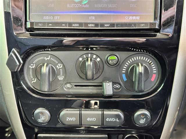 ジムニー ランドベンチャー　特別仕様車ランドベンチャー　インタークーラーターボ　パートタイム４ＷＤ（高低二段切替式）　ナビＴＶ　シートヒーター　フォグランプ　メッキグリル　ドアバイザー　メーター３眼クロムメッキリング　純正ＡＷ（10枚目）