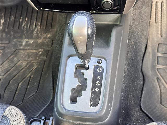 ジムニー ランドベンチャー　特別仕様車ランドベンチャー　インタークーラーターボ　パートタイム４ＷＤ（高低二段切替式）　ナビＴＶ　シートヒーター　フォグランプ　メッキグリル　ドアバイザー　メーター３眼クロムメッキリング　純正ＡＷ（11枚目）