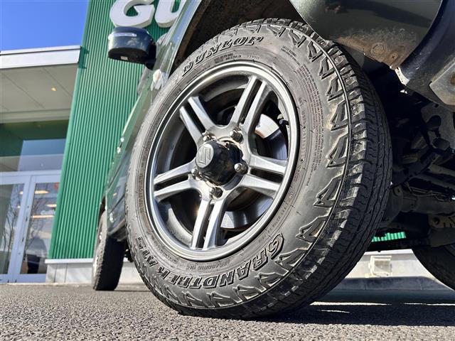 ジムニー ランドベンチャー　特別仕様車ランドベンチャー　インタークーラーターボ　パートタイム４ＷＤ（高低二段切替式）　ナビＴＶ　シートヒーター　フォグランプ　メッキグリル　ドアバイザー　メーター３眼クロムメッキリング　純正ＡＷ（17枚目）