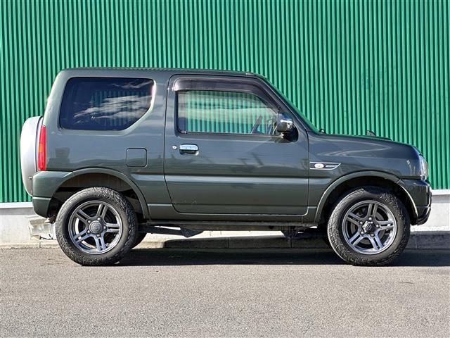 ジムニー ランドベンチャー　特別仕様車ランドベンチャー　インタークーラーターボ　パートタイム４ＷＤ（高低二段切替式）　ナビＴＶ　シートヒーター　フォグランプ　メッキグリル　ドアバイザー　メーター３眼クロムメッキリング　純正ＡＷ（34枚目）
