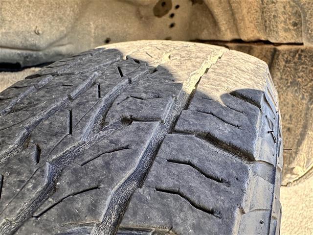 ジムニー ランドベンチャー　特別仕様車ランドベンチャー　インタークーラーターボ　パートタイム４ＷＤ（高低二段切替式）　ナビＴＶ　シートヒーター　フォグランプ　メッキグリル　ドアバイザー　メーター３眼クロムメッキリング　純正ＡＷ（43枚目）