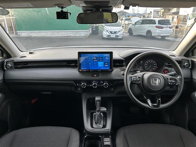 ヴェゼル ｅ：ＨＥＶ　Ｘ　ワンオーナー　ホンダセンシング　渋滞追従機能付アダプティブクルーズコントロール　社外９インチナビ　ＥＴＣ　衝突軽減ブレーキ　誤発進抑制機能　車線維持支援システム　パーキングセンサー　オートハイビーム（3枚目）