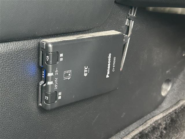 ヴェゼル ｅ：ＨＥＶ　Ｘ　ワンオーナー　ホンダセンシング　渋滞追従機能付アダプティブクルーズコントロール　社外９インチナビ　ＥＴＣ　衝突軽減ブレーキ　誤発進抑制機能　車線維持支援システム　パーキングセンサー　オートハイビーム（6枚目）