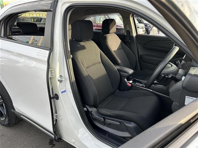 ヴェゼル ｅ：ＨＥＶ　Ｘ　ワンオーナー　ホンダセンシング　渋滞追従機能付アダプティブクルーズコントロール　社外９インチナビ　ＥＴＣ　衝突軽減ブレーキ　誤発進抑制機能　車線維持支援システム　パーキングセンサー　オートハイビーム（14枚目）