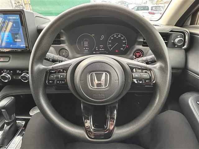ヴェゼル ｅ：ＨＥＶ　Ｘ　ワンオーナー　ホンダセンシング　渋滞追従機能付アダプティブクルーズコントロール　社外９インチナビ　ＥＴＣ　衝突軽減ブレーキ　誤発進抑制機能　車線維持支援システム　パーキングセンサー　オートハイビーム（21枚目）