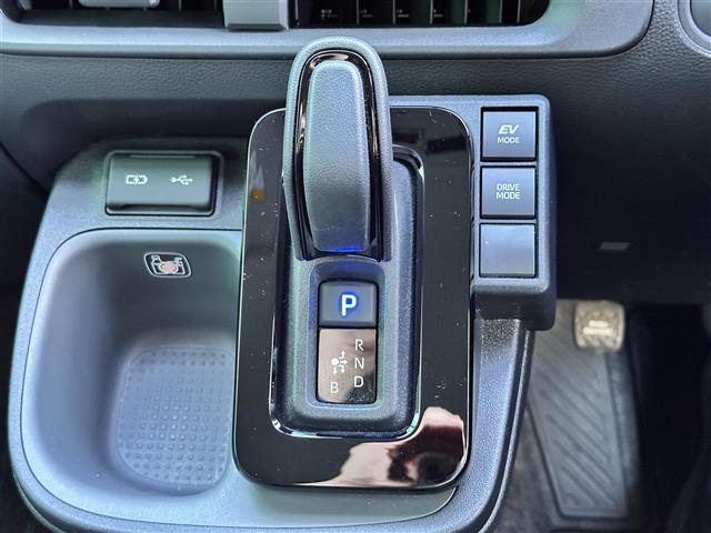 シエンタ ハイブリッドＺ　５人乗　コンフォートパッケージ　セーフティセンス　レーダークルーズコントロール　１０．５インチディスプレイオーディオ　パノラミックビューモニター　両側電動スライドドア　純正ＯＰ１５インチアルミホイール（12枚目）