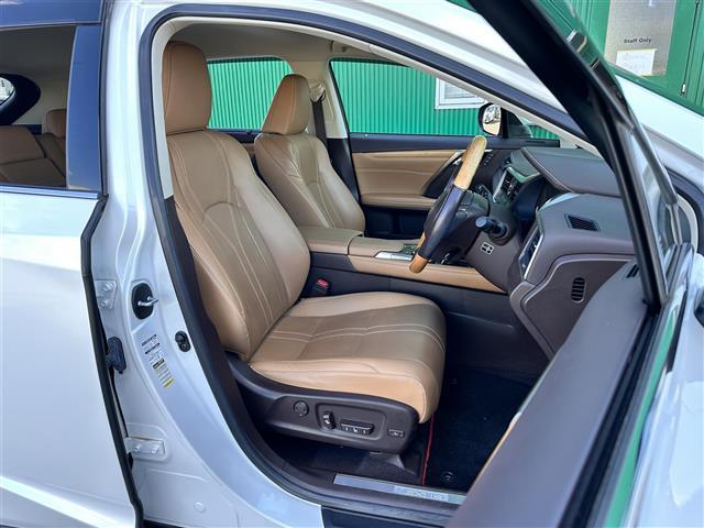 ＲＸ ＲＸ４５０ｈ　バージョンＬ　セーフティシステムプラス　ＢＳＭ　レーダークルーズコントロール　パノラミックビューモニター　純正ナビ　ＥＴＣ２．０　ドライブレコーダー　パワーバックドア　本革シート　前席／後席パワーシート　３眼ＬＥＤ（14枚目）