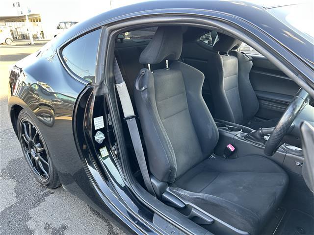 ８６ Ｇ　ＨＫＳ車高調　社外マフラー　社外ナビ　ＣＤ　ＤＶＤ　Ｂｌｕｅｔｏｏｔｈ　ＳＤ　フルセグＴＶ　社外１７インチアルミホイール　ディスチャージヘッドライト　フォグランプ　キーレスエントリー　純正フロアマット（14枚目）