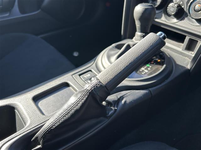 ８６ Ｇ　ＨＫＳ車高調　社外マフラー　社外ナビ　ＣＤ　ＤＶＤ　Ｂｌｕｅｔｏｏｔｈ　ＳＤ　フルセグＴＶ　社外１７インチアルミホイール　ディスチャージヘッドライト　フォグランプ　キーレスエントリー　純正フロアマット（23枚目）