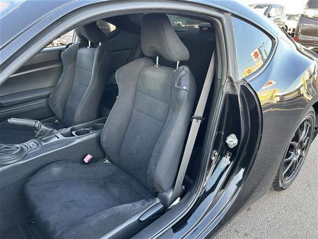 ８６ Ｇ　ＨＫＳ車高調　社外マフラー　社外ナビ　ＣＤ　ＤＶＤ　Ｂｌｕｅｔｏｏｔｈ　ＳＤ　フルセグＴＶ　社外１７インチアルミホイール　ディスチャージヘッドライト　フォグランプ　キーレスエントリー　純正フロアマット（29枚目）