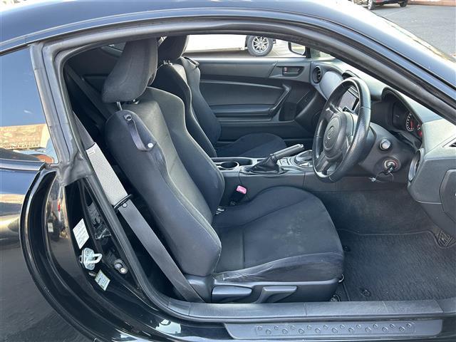 ８６ Ｇ　ＨＫＳ車高調　社外マフラー　社外ナビ　ＣＤ　ＤＶＤ　Ｂｌｕｅｔｏｏｔｈ　ＳＤ　フルセグＴＶ　社外１７インチアルミホイール　ディスチャージヘッドライト　フォグランプ　キーレスエントリー　純正フロアマット（30枚目）