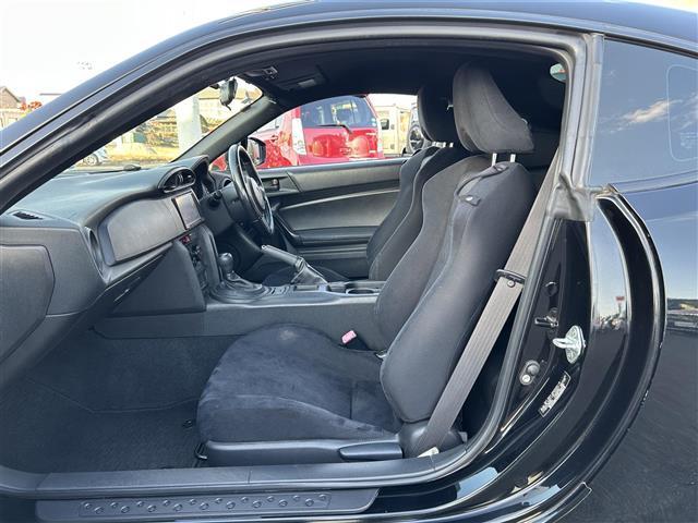 ８６ Ｇ　ＨＫＳ車高調　社外マフラー　社外ナビ　ＣＤ　ＤＶＤ　Ｂｌｕｅｔｏｏｔｈ　ＳＤ　フルセグＴＶ　社外１７インチアルミホイール　ディスチャージヘッドライト　フォグランプ　キーレスエントリー　純正フロアマット（31枚目）