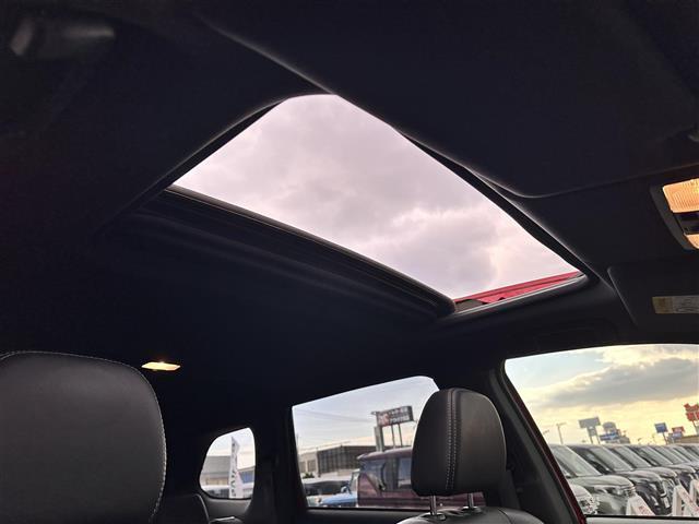 アウトランダーPHEV Sエディション 4WD サンルーフ 純正ディスプレイオーディオ RockFord Fosgaスピーカー 全周囲カメラ バックカメラ 電動リアゲート ビルシュタイン製ダンパー パワーシート ハンドルヒーター(4枚目)