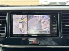 【アラウンドビューモニター】まるでクルマを真上から見下ろしたかのような視点で駐車をサポートします！クルマの斜め後ろや真横など、前後左右の４つのカメラの映像が合成されて、モニターに映し出されます。 4