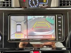 【パノラミックビューモニター】クルマを真上から見下ろした視点で駐車をサポートします！クルマの斜め後ろや真横など、いち早く障害物に気が付くことができます。 4