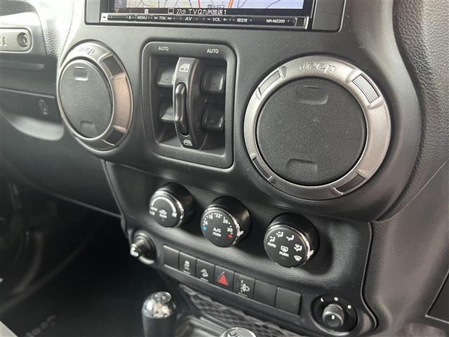 スポーツ　メモリナビ　Ｂｌｕｅｔｏｏｔｈ　ＡＵＸ　フルセグＴＶ　ＣＤ　ＤＶＤ　バック／サイドカメラ　クルーズコントロール　ダウンヒルアシスト　ＥＴＣ　ハロゲンヘッドライト(16枚目)