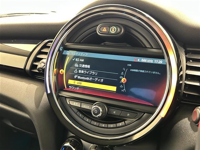 ＭＩＮＩ クーパーＤ　黒革　純正ナビ　アンビエントライト　Ｂｌｕｅｔｏｏｔｈ　前席シートヒーター　コンフォートアクセス　オートライト　ミラー一体型ＥＴＣ　純正１６インチＡＷ　純正サイドミラーカバーあり（5枚目）