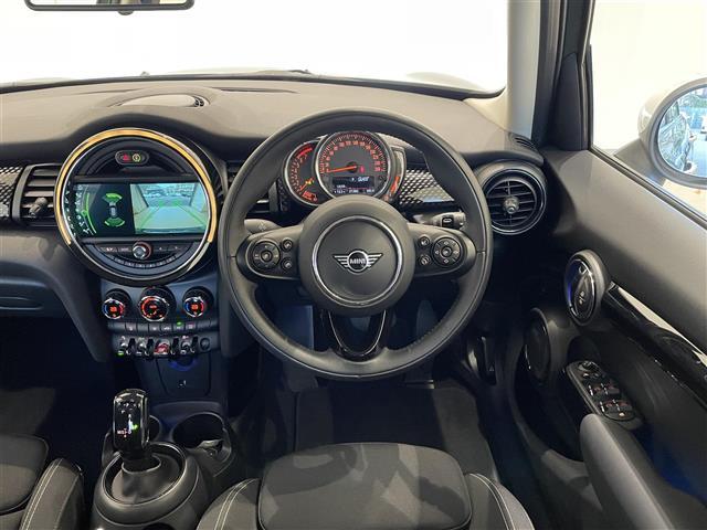 ＭＩＮＩ クーパーＳ　パーキングアシスタンスＰＫＧ　純正ナビ　アクティブクルーズコントロール　アンビエントライト　バックカメラ　ユニオンジャックテール　前後クリアランスソナー　コンフォートアクセス　純正１７インチＡＷ（2枚目）