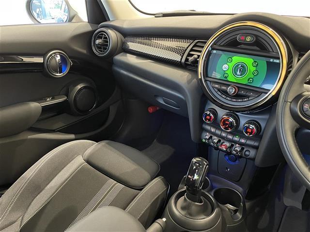 ＭＩＮＩ クーパーＳ　パーキングアシスタンスＰＫＧ　純正ナビ　アクティブクルーズコントロール　アンビエントライト　バックカメラ　ユニオンジャックテール　前後クリアランスソナー　コンフォートアクセス　純正１７インチＡＷ（3枚目）