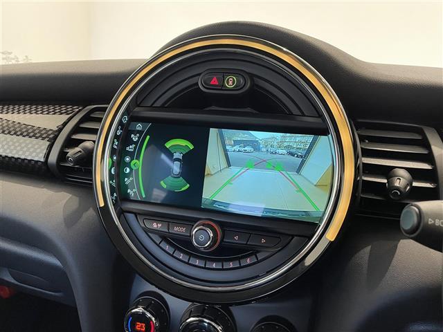 ＭＩＮＩ クーパーＳ　パーキングアシスタンスＰＫＧ　純正ナビ　アクティブクルーズコントロール　アンビエントライト　バックカメラ　ユニオンジャックテール　前後クリアランスソナー　コンフォートアクセス　純正１７インチＡＷ（5枚目）
