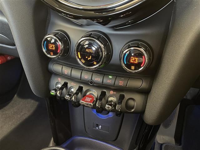 ＭＩＮＩ クーパーＳ　パーキングアシスタンスＰＫＧ　純正ナビ　アクティブクルーズコントロール　アンビエントライト　バックカメラ　ユニオンジャックテール　前後クリアランスソナー　コンフォートアクセス　純正１７インチＡＷ（8枚目）