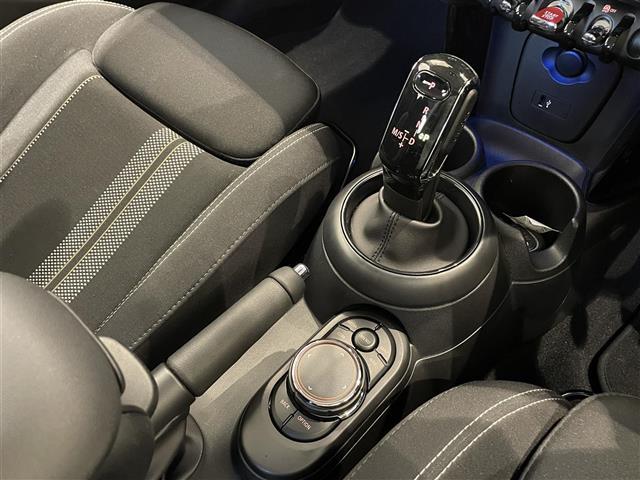 ＭＩＮＩ クーパーＳ　パーキングアシスタンスＰＫＧ　純正ナビ　アクティブクルーズコントロール　アンビエントライト　バックカメラ　ユニオンジャックテール　前後クリアランスソナー　コンフォートアクセス　純正１７インチＡＷ（9枚目）