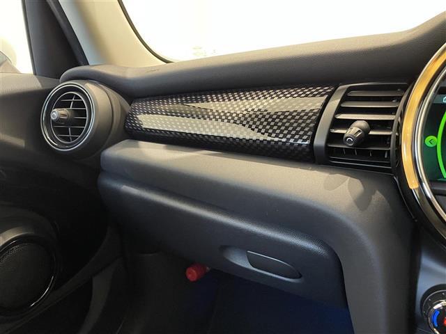 ＭＩＮＩ クーパーＳ　パーキングアシスタンスＰＫＧ　純正ナビ　アクティブクルーズコントロール　アンビエントライト　バックカメラ　ユニオンジャックテール　前後クリアランスソナー　コンフォートアクセス　純正１７インチＡＷ（10枚目）