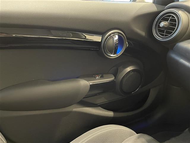 ＭＩＮＩ クーパーＳ　パーキングアシスタンスＰＫＧ　純正ナビ　アクティブクルーズコントロール　アンビエントライト　バックカメラ　ユニオンジャックテール　前後クリアランスソナー　コンフォートアクセス　純正１７インチＡＷ（12枚目）