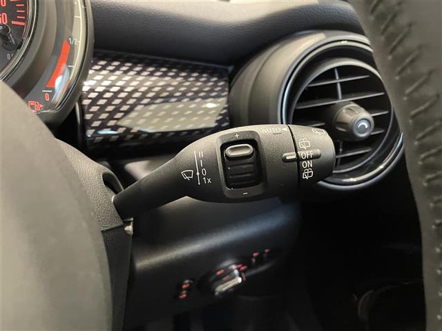 ＭＩＮＩ クーパーＳ　パーキングアシスタンスＰＫＧ　純正ナビ　アクティブクルーズコントロール　アンビエントライト　バックカメラ　ユニオンジャックテール　前後クリアランスソナー　コンフォートアクセス　純正１７インチＡＷ（17枚目）