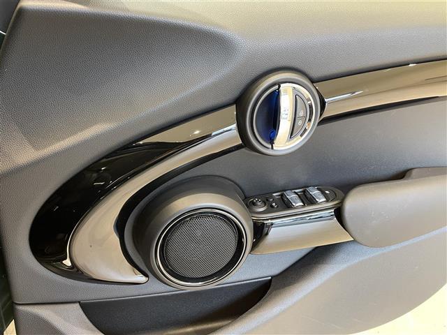 ＭＩＮＩ クーパーＳ　パーキングアシスタンスＰＫＧ　純正ナビ　アクティブクルーズコントロール　アンビエントライト　バックカメラ　ユニオンジャックテール　前後クリアランスソナー　コンフォートアクセス　純正１７インチＡＷ（19枚目）