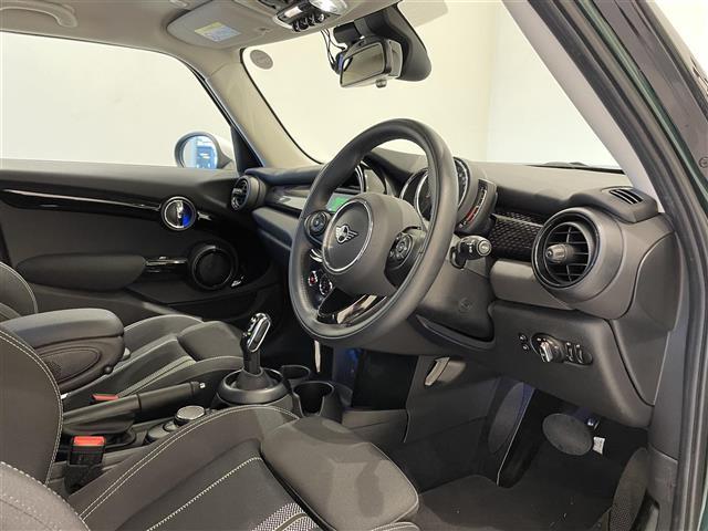 ＭＩＮＩ クーパーＳ　パーキングアシスタンスＰＫＧ　純正ナビ　アクティブクルーズコントロール　アンビエントライト　バックカメラ　ユニオンジャックテール　前後クリアランスソナー　コンフォートアクセス　純正１７インチＡＷ（21枚目）