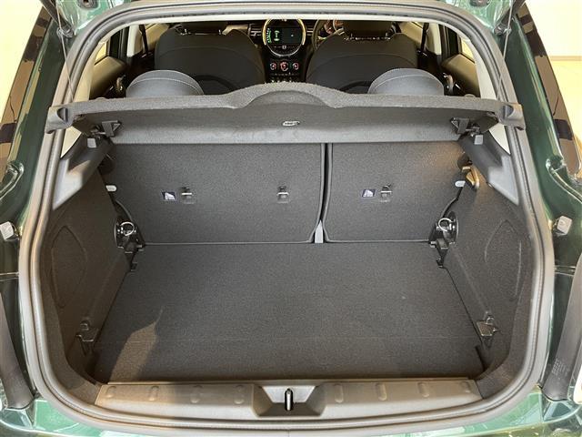 ＭＩＮＩ クーパーＳ　パーキングアシスタンスＰＫＧ　純正ナビ　アクティブクルーズコントロール　アンビエントライト　バックカメラ　ユニオンジャックテール　前後クリアランスソナー　コンフォートアクセス　純正１７インチＡＷ（27枚目）