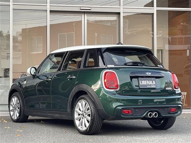 ＭＩＮＩ クーパーＳ　パーキングアシスタンスＰＫＧ　純正ナビ　アクティブクルーズコントロール　アンビエントライト　バックカメラ　ユニオンジャックテール　前後クリアランスソナー　コンフォートアクセス　純正１７インチＡＷ（43枚目）