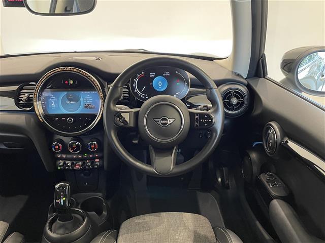 ＭＩＮＩ クーパーＤ　ドライビングアシストＰＫＧ　純正ディスプレイオーディオ　ＡｐｐｌｅＣａｒＰｌａｙ　アンビエントライト　クルコン　Ｂカメラ　コンフォートアクセス　前後ソナー　シートヒーター　Ｍｉｎｉドライビングモード（2枚目）