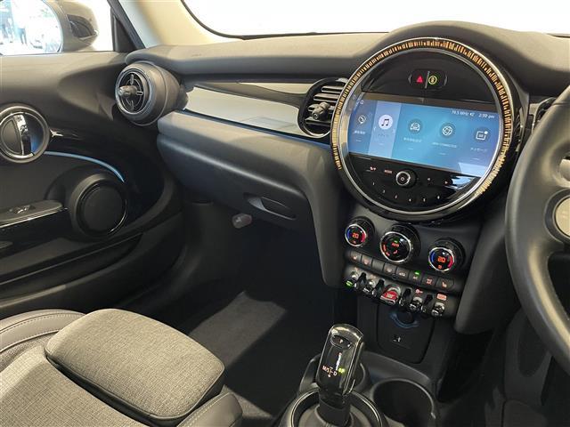 ＭＩＮＩ クーパーＤ　ドライビングアシストＰＫＧ　純正ディスプレイオーディオ　ＡｐｐｌｅＣａｒＰｌａｙ　アンビエントライト　クルコン　Ｂカメラ　コンフォートアクセス　前後ソナー　シートヒーター　Ｍｉｎｉドライビングモード（3枚目）