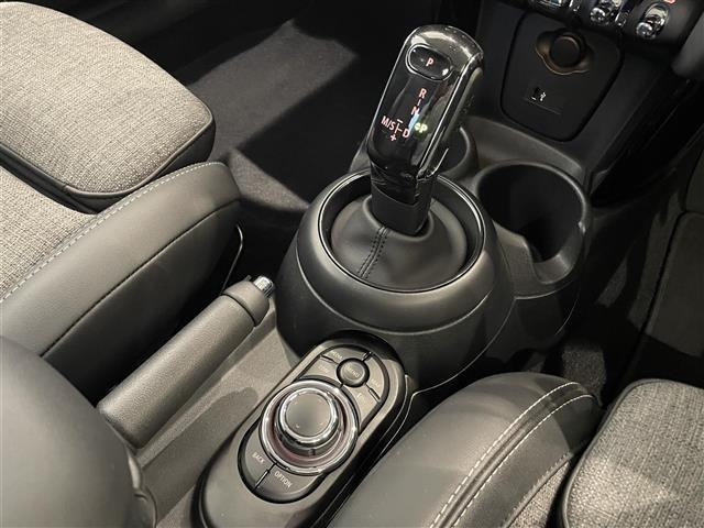 ＭＩＮＩ クーパーＤ　ドライビングアシストＰＫＧ　純正ディスプレイオーディオ　ＡｐｐｌｅＣａｒＰｌａｙ　アンビエントライト　クルコン　Ｂカメラ　コンフォートアクセス　前後ソナー　シートヒーター　Ｍｉｎｉドライビングモード（9枚目）