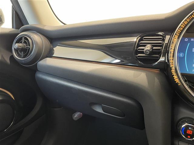 ＭＩＮＩ クーパーＤ　ドライビングアシストＰＫＧ　純正ディスプレイオーディオ　ＡｐｐｌｅＣａｒＰｌａｙ　アンビエントライト　クルコン　Ｂカメラ　コンフォートアクセス　前後ソナー　シートヒーター　Ｍｉｎｉドライビングモード（11枚目）